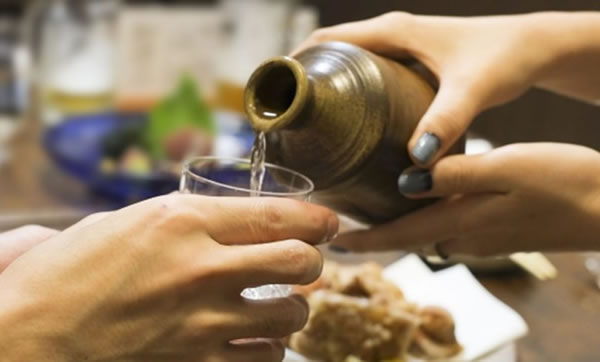 日本酒の注ぎ手のマナー