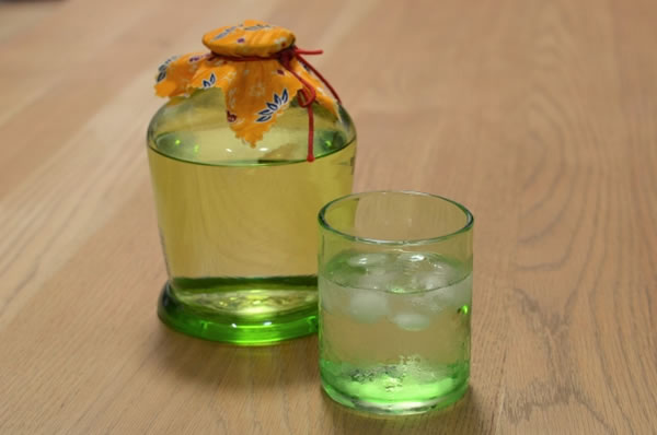 泡盛を注いだ琉球ガラスのグラス