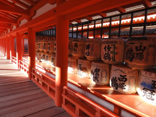 厳島神社の奉納酒樽